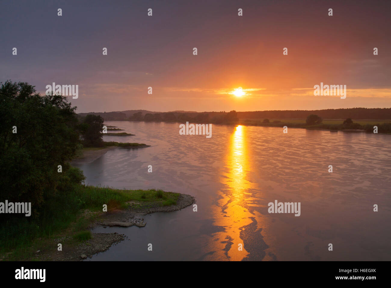 Elbe-Flusslandschaft UNESCO-Biosphären-Reservat bei Sonnenuntergang im Sommer, Niedersachsen, Deutschland Stockfoto