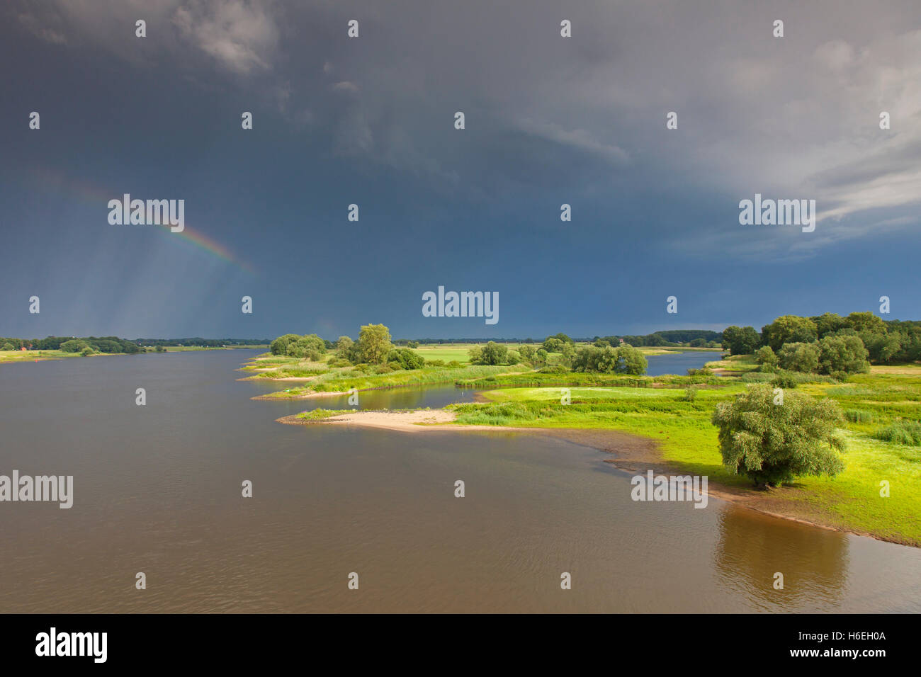 Regenbogen über der Elbe-Flusslandschaft UNESCO-Biosphären-Reservat im Sommer, Niedersachsen, Deutschland Stockfoto