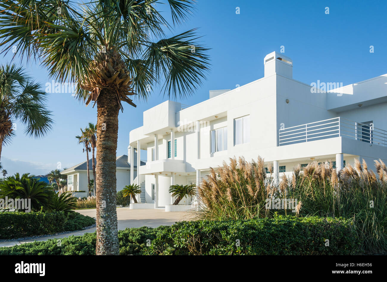 Blauer Himmel hebt die weiße moderne Architektur von einem Luxus-Haus gegenüber dem Ozean in Ponte Vedra Beach, Florida. Stockfoto