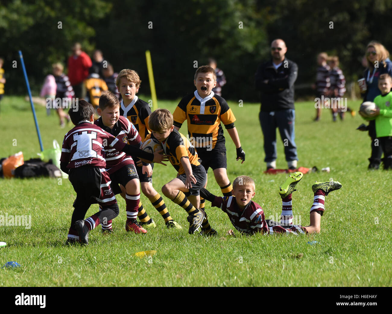 Kinder Tag Rugby Spiel Action Großbritannien Kinder Kinder Sport gesunde Aktivität Sport Jungen Sport Stockfoto