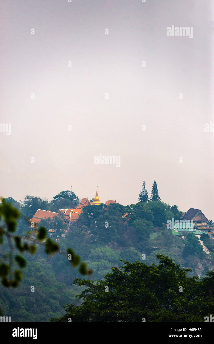 CHIANG MAI, THAILAND - März 26: Wat Phra, die Doi Suthep ist Spitze in der Stadt Chiang Mai haben Rauch Luftverschmutzung durch das Wildfire Stockfoto