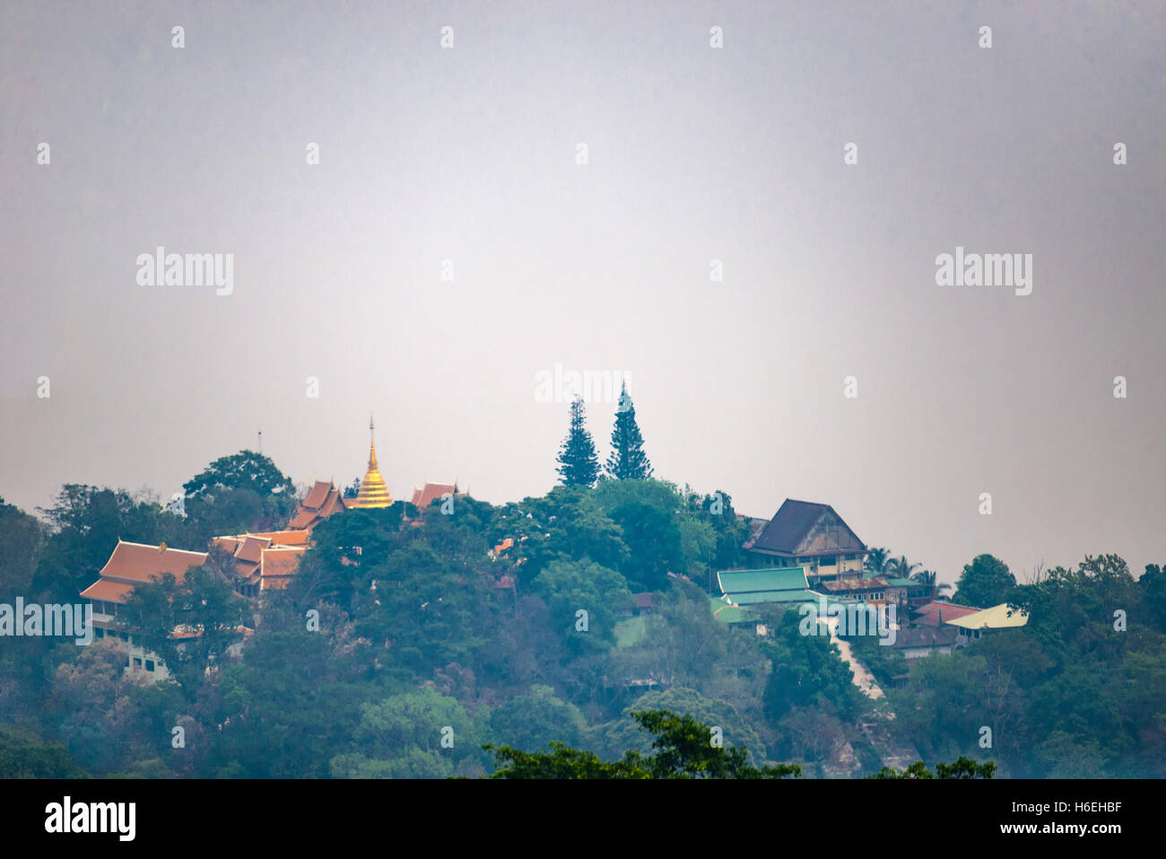 CHIANG MAI, THAILAND - März 26: Wat Phra, die Doi Suthep ist Spitze in der Stadt Chiang Mai haben Rauch Luftverschmutzung durch das Wildfire Stockfoto