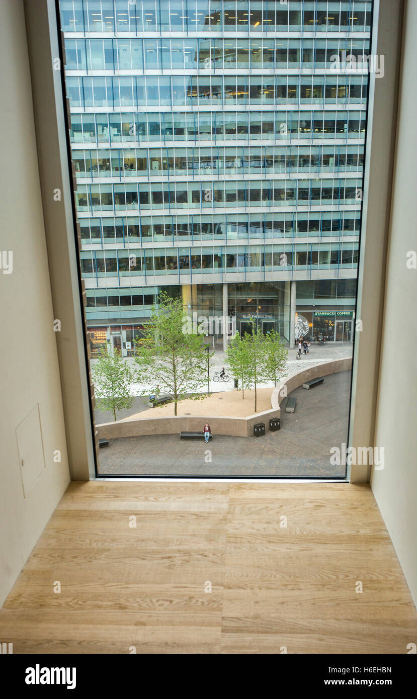 Tate modern Erweiterung vom Boden bis zur Decke Fenster mit Blick auf Mann  sitzend auf Bank unten Stockfotografie - Alamy