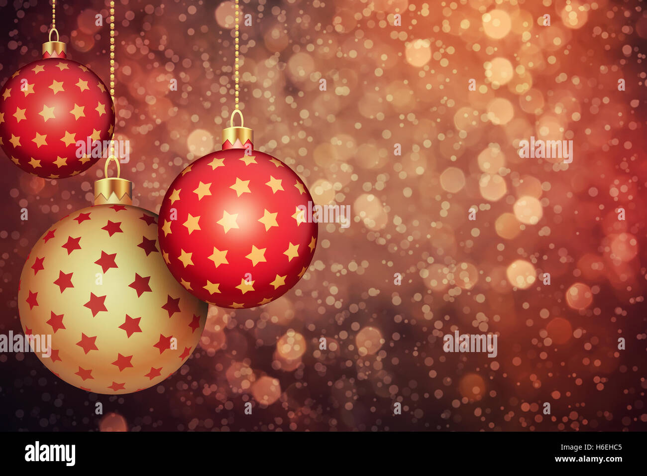Satz von rot und gold Weihnachtskugeln hängen an einem Urlaub Hintergrund mit Textfreiraum. Stockfoto