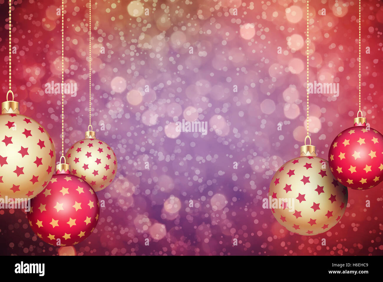 Eingestellt von rot und gold Weihnachtskugeln aufgehängt an einem Feiertag funkeln Hintergrund mit textfreiraum im Zentrum. Stockfoto