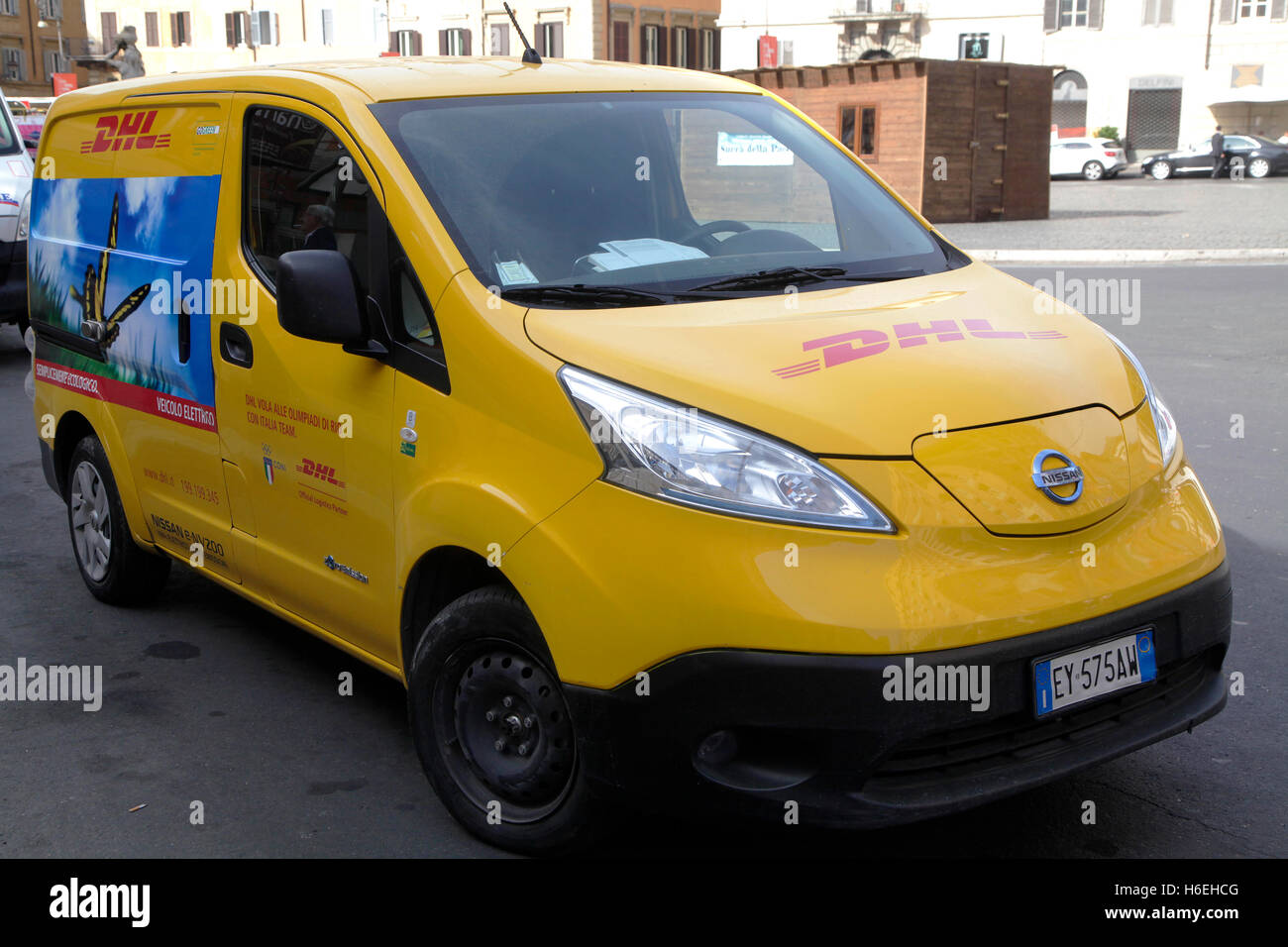 DHL Express LKW in der Stadtmitte Roms. DHL Express bietet internationale express-Mail-Dienste Stockfoto