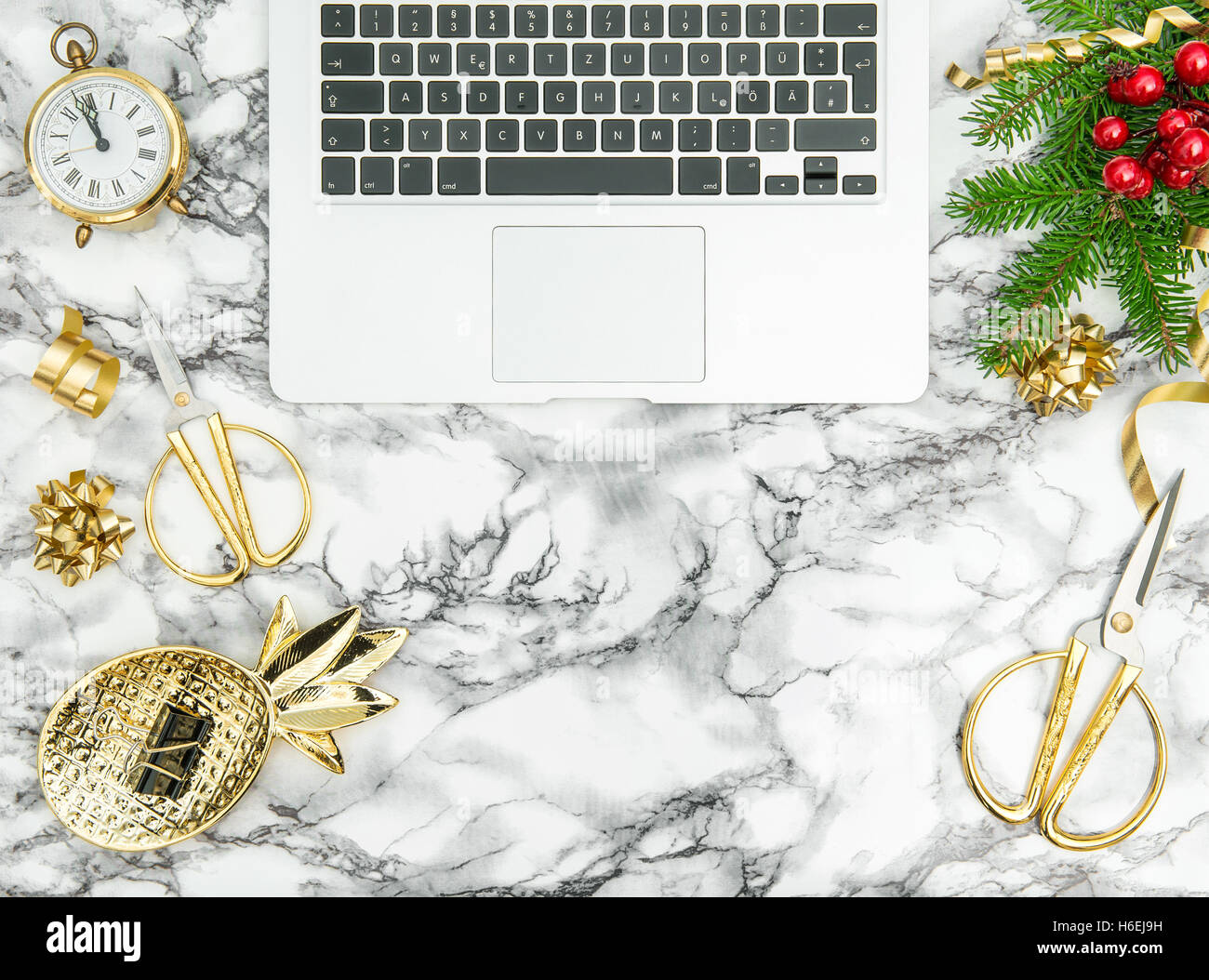Arbeitstisch mit Büromaterial und Weihnachtsdekoration. Business-Reisen-Hintergrund Stockfoto