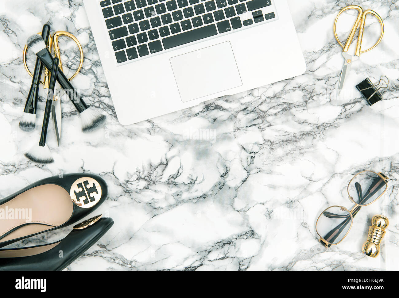 Notebook, Bürobedarf, feminine Accessoires, Schuhe auf hellen Marmortisch Hintergrund. Social-Media flach legen. Vintage-Stil t Stockfoto