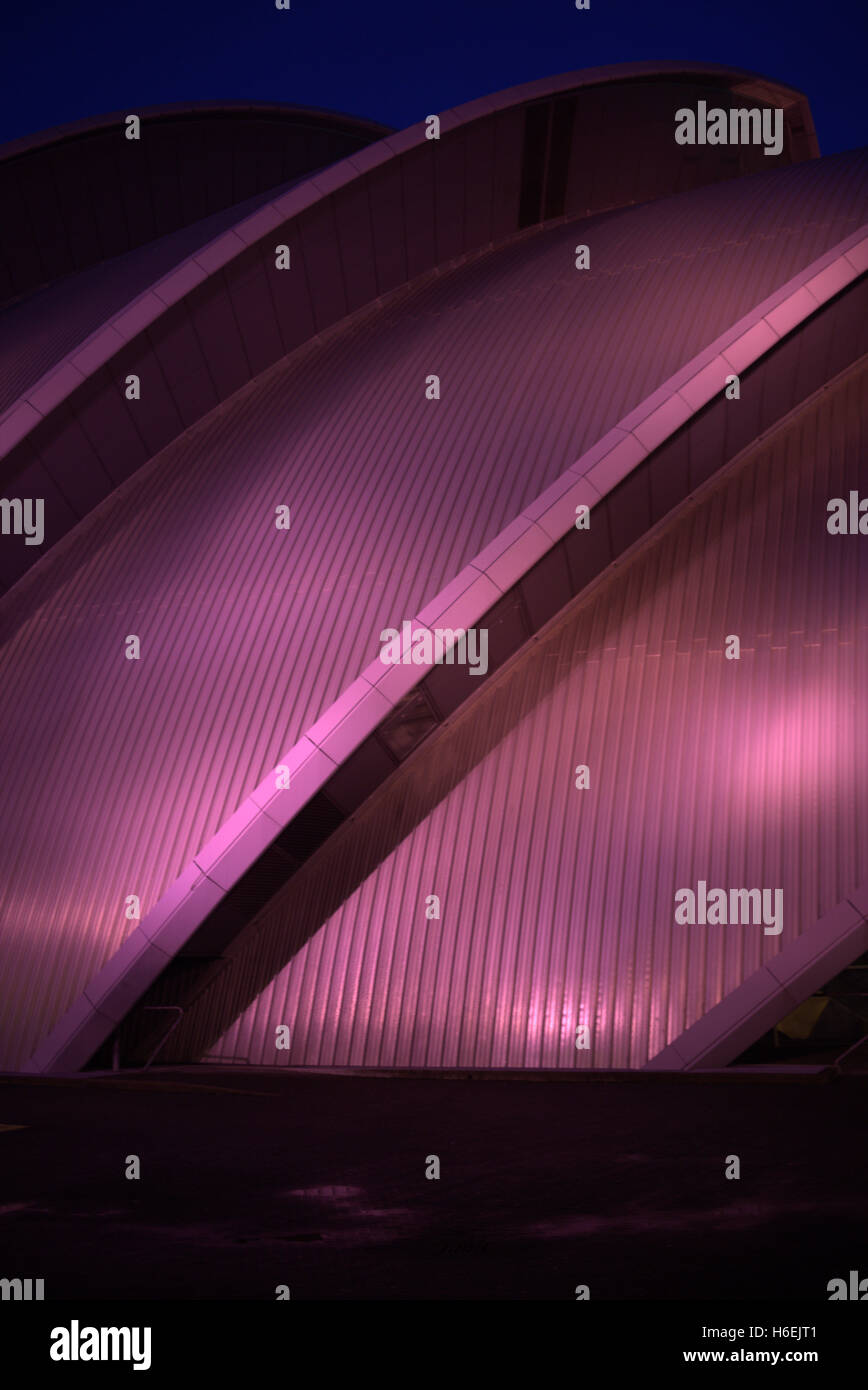 Schottisch, Secc, Armadillo Konzertmuschel Hall unter künstlichem Licht Stockfoto