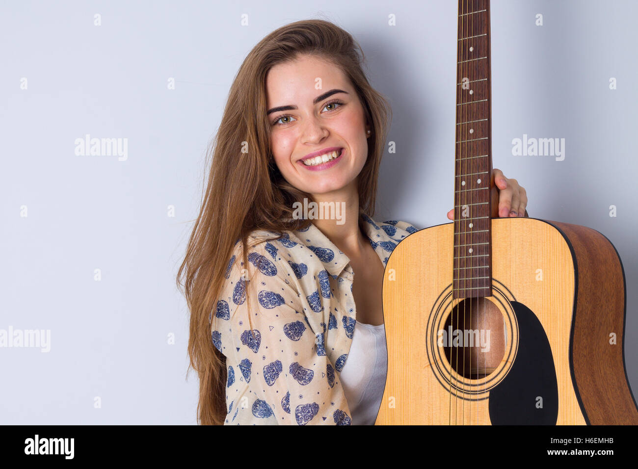 Junge Frau mit einer Gitarre Stockfoto