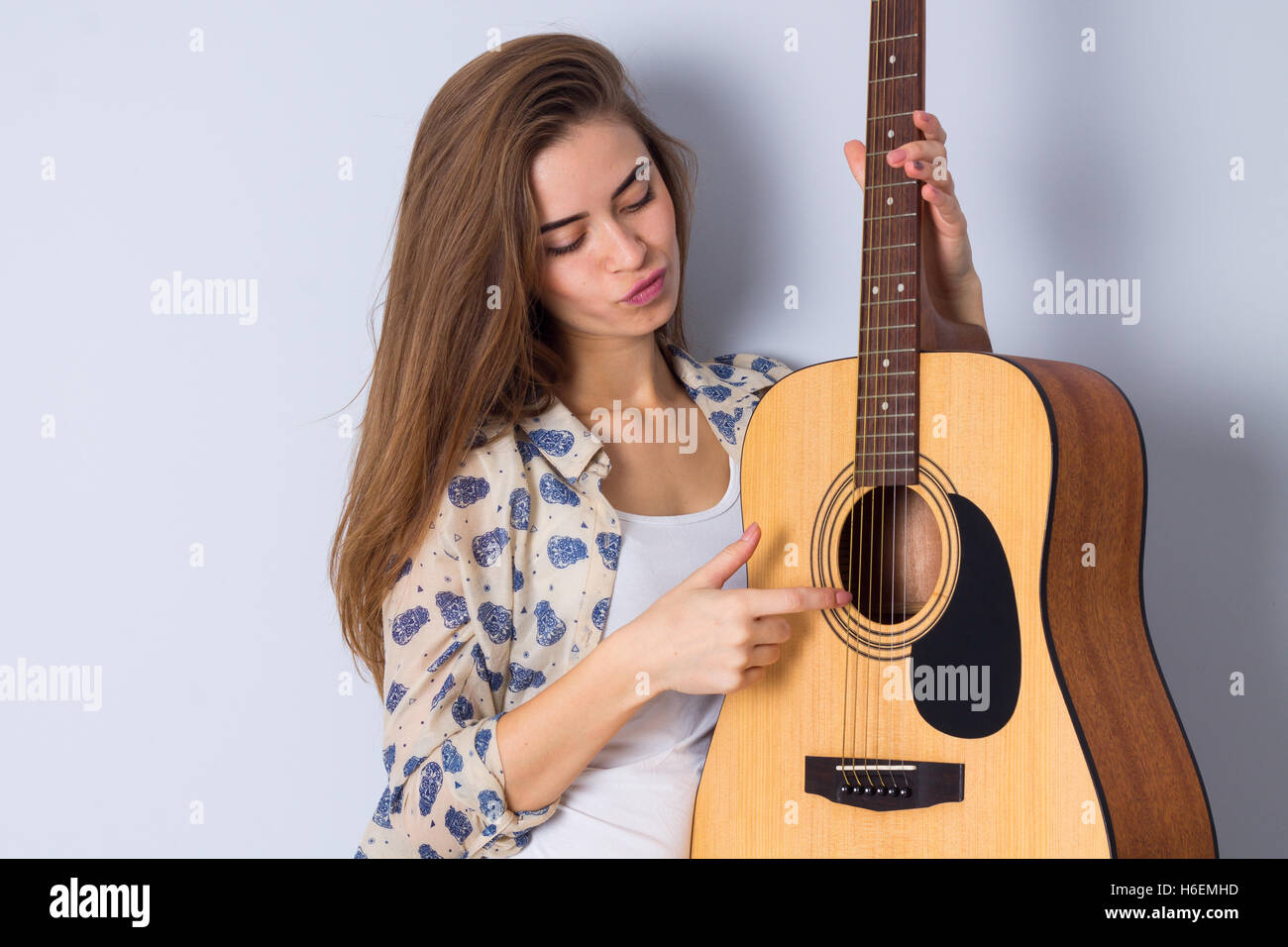 Junge Frau mit einer Gitarre Stockfoto