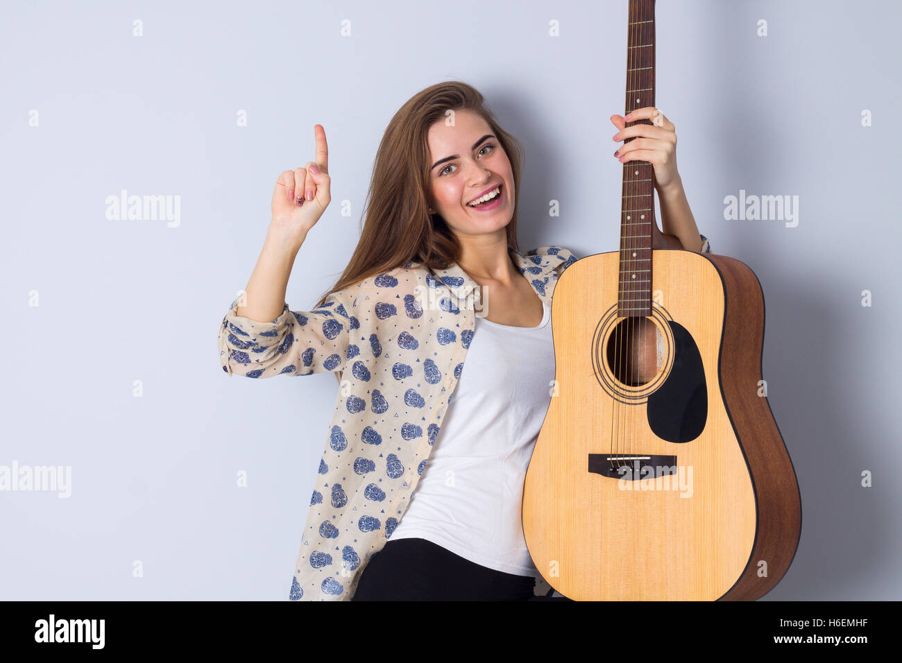 Junge Frau mit einer Gitarre Stockfoto