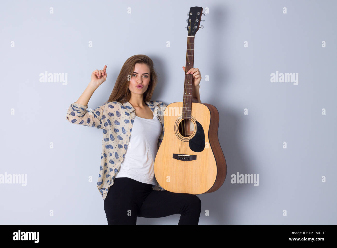 Junge Frau mit einer Gitarre Stockfoto