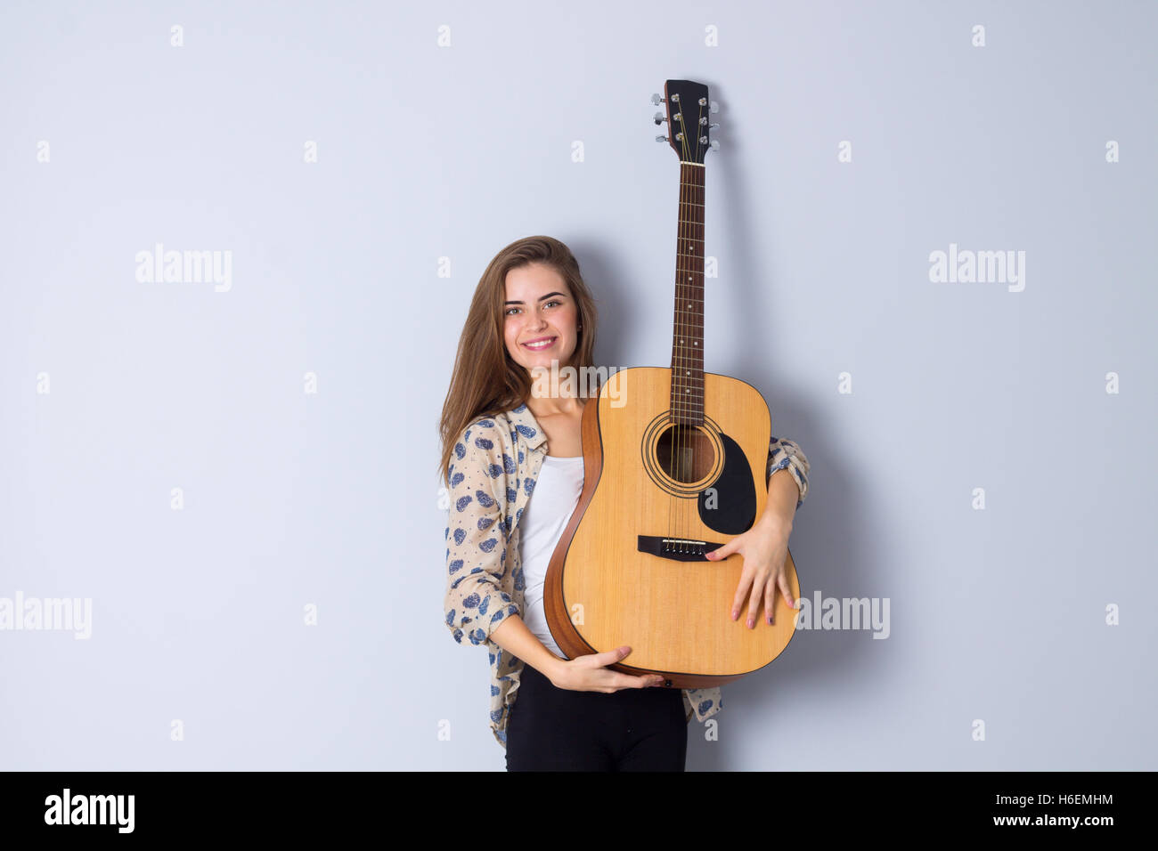 Junge Frau mit einer Gitarre Stockfoto