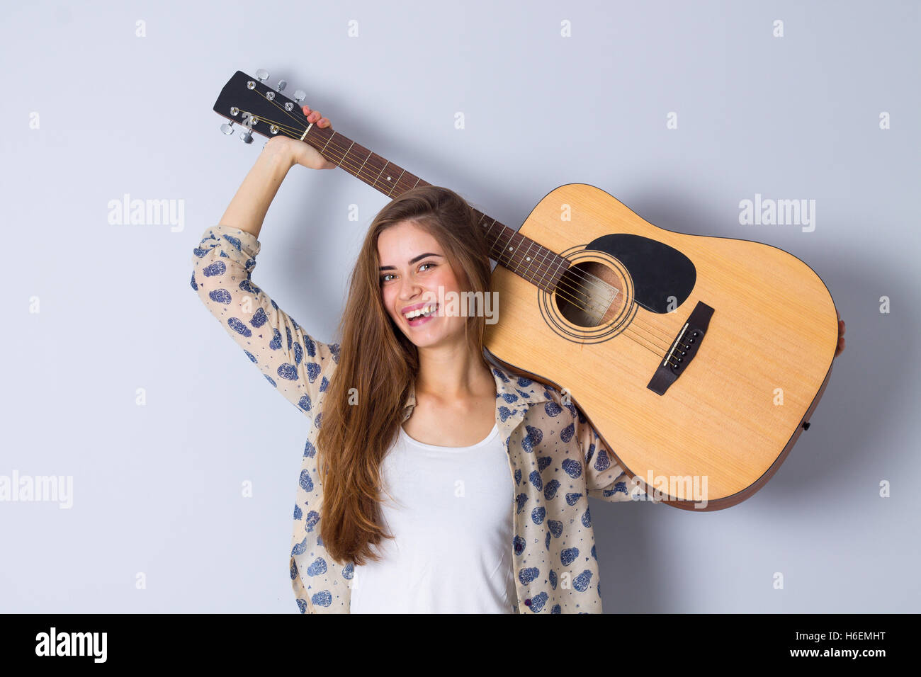 Junge Frau mit einer Gitarre Stockfoto