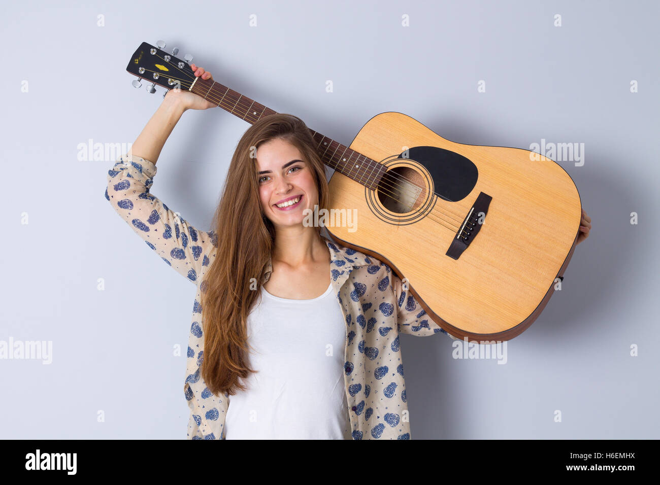 Junge Frau mit einer Gitarre Stockfoto
