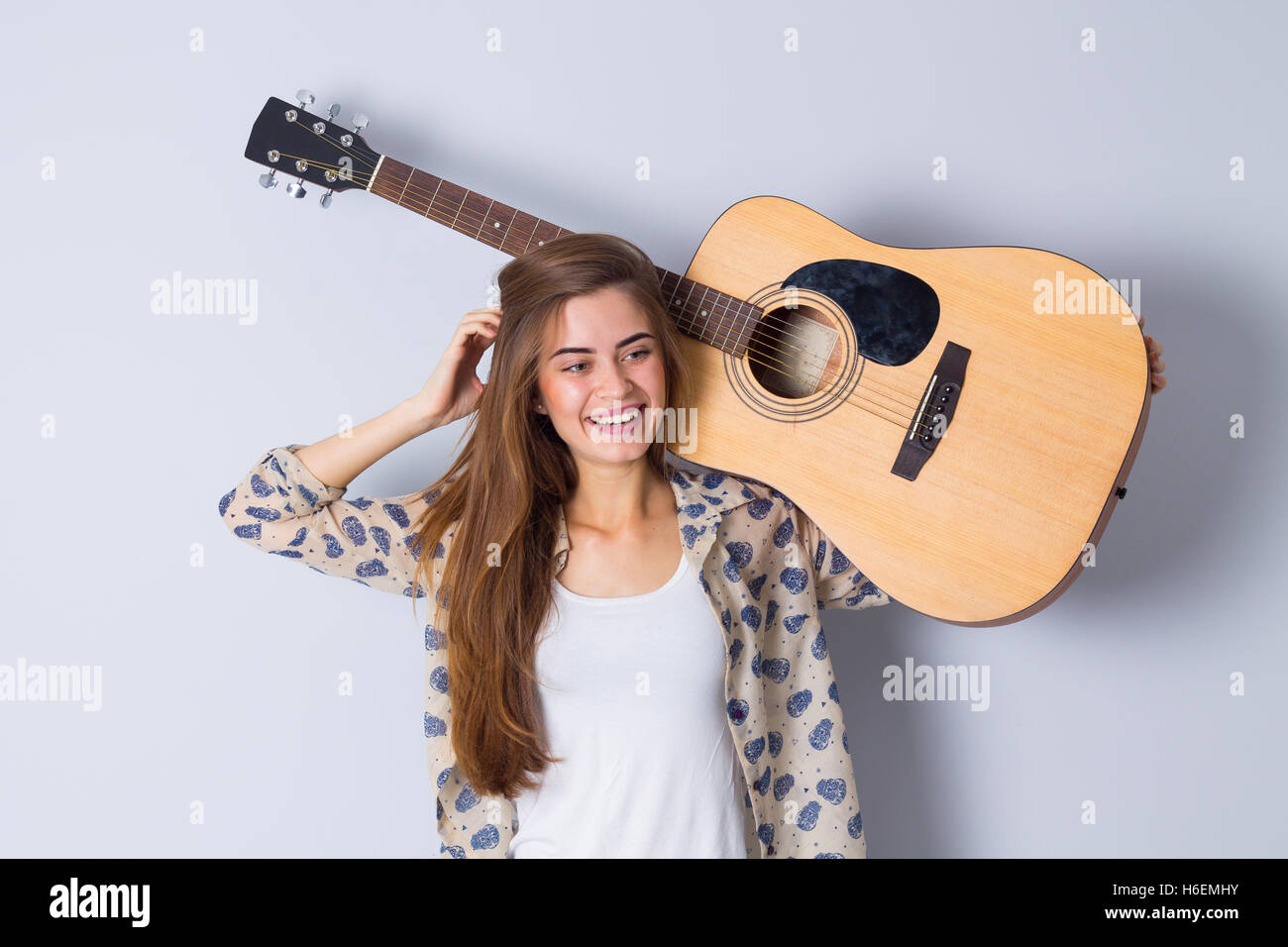 Junge Frau mit einer Gitarre Stockfoto