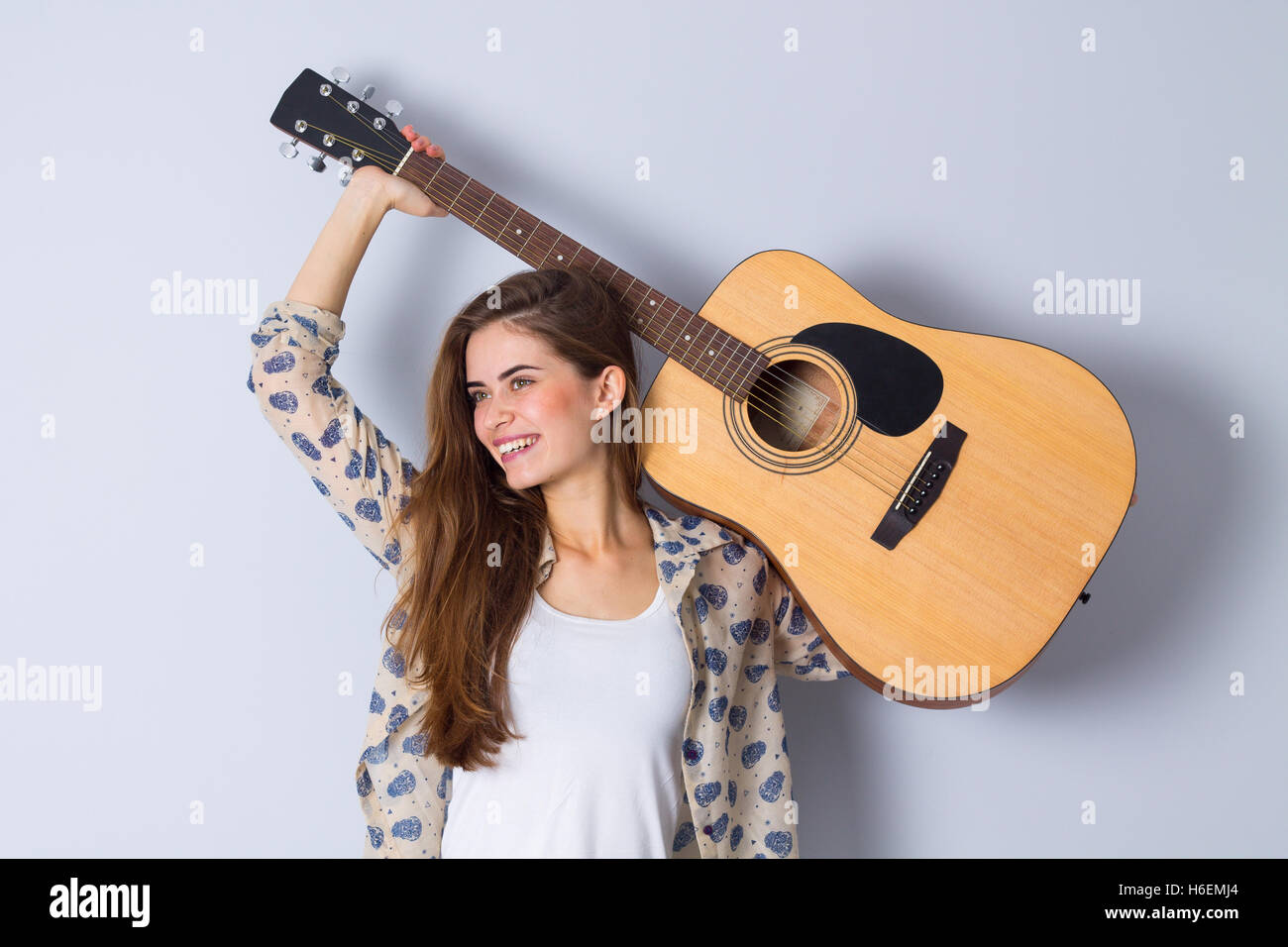 Junge Frau mit einer Gitarre Stockfoto