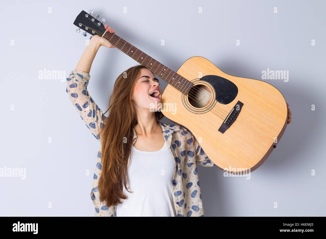 Junge Frau mit einer Gitarre Stockfoto