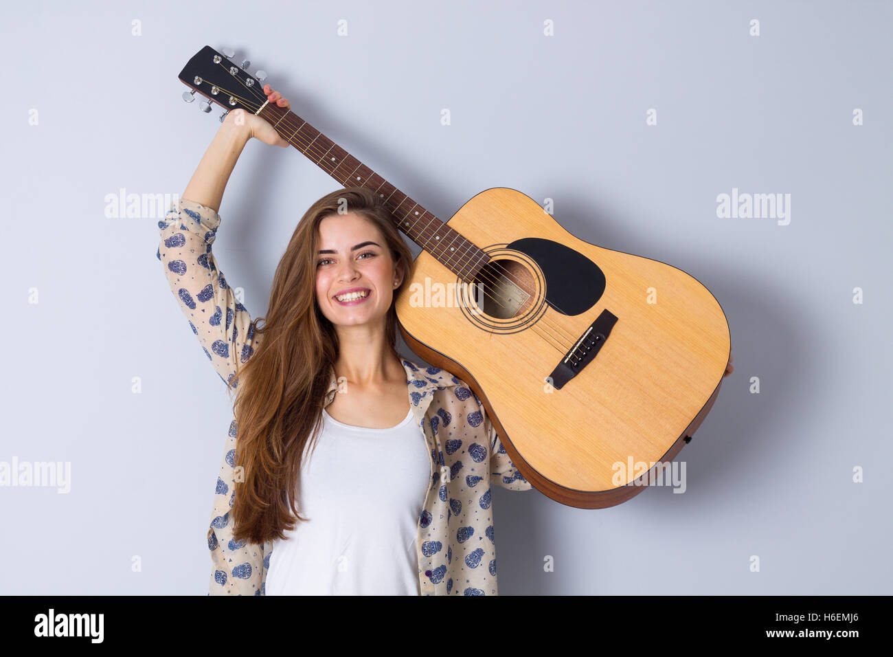 Junge Frau mit einer Gitarre Stockfoto