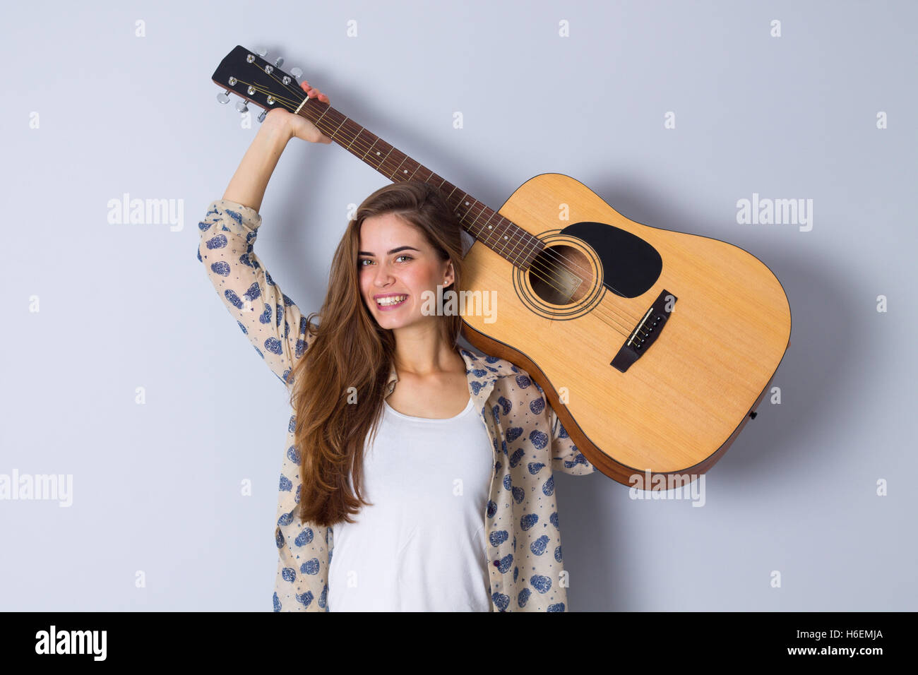 Junge Frau mit einer Gitarre Stockfoto