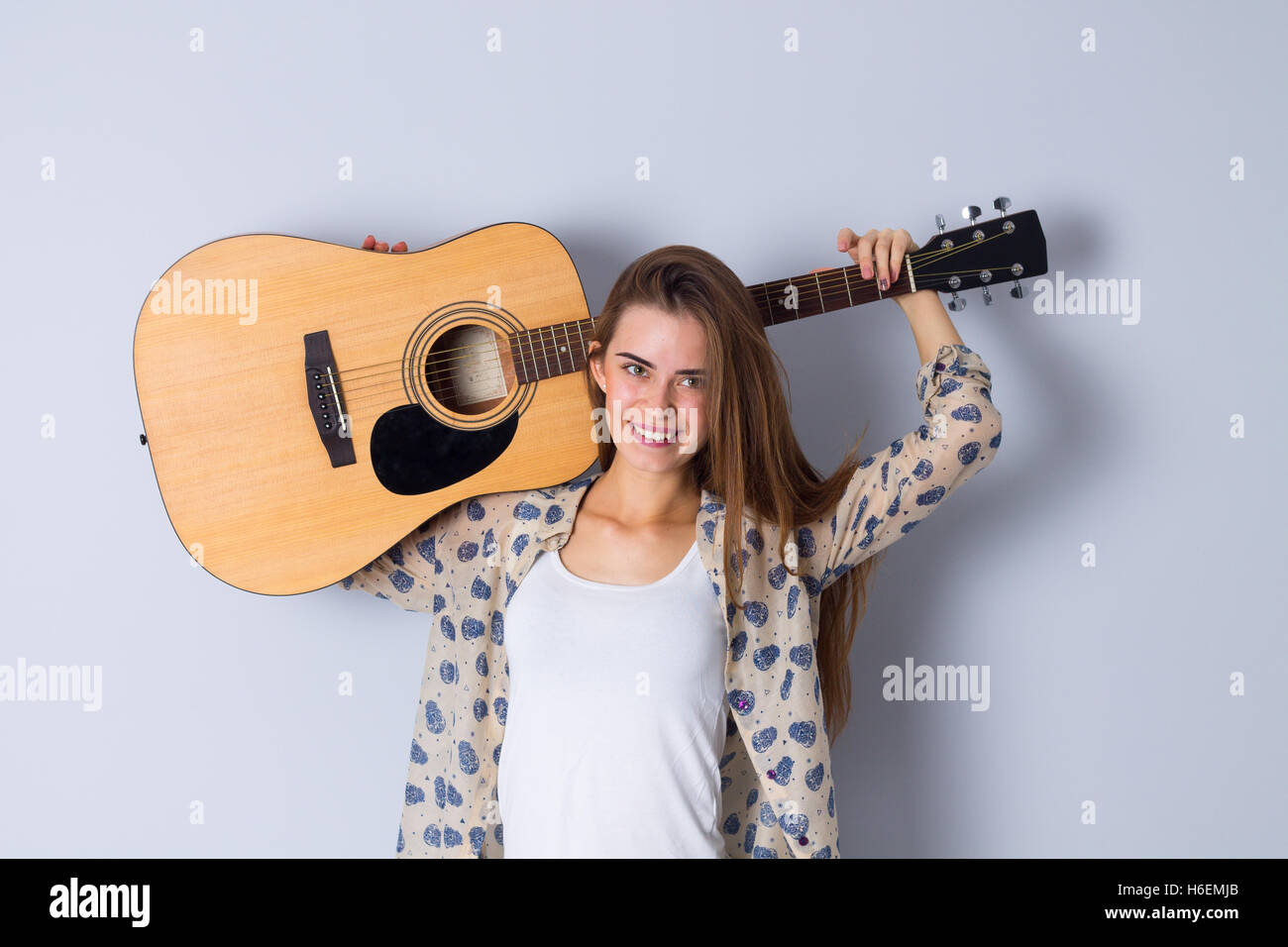 Junge Frau mit einer Gitarre Stockfoto