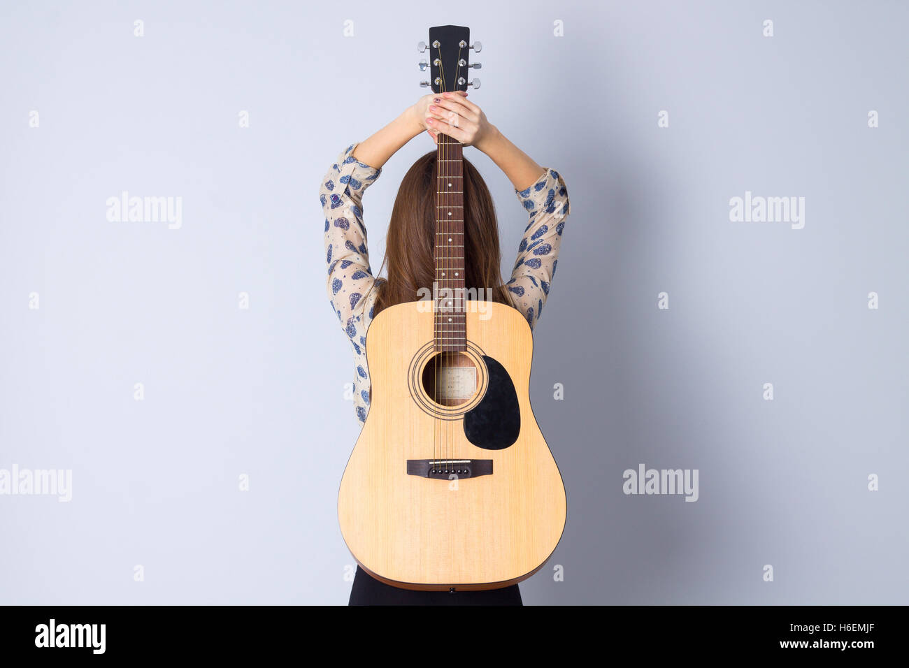 Junge Frau mit einer Gitarre Stockfoto