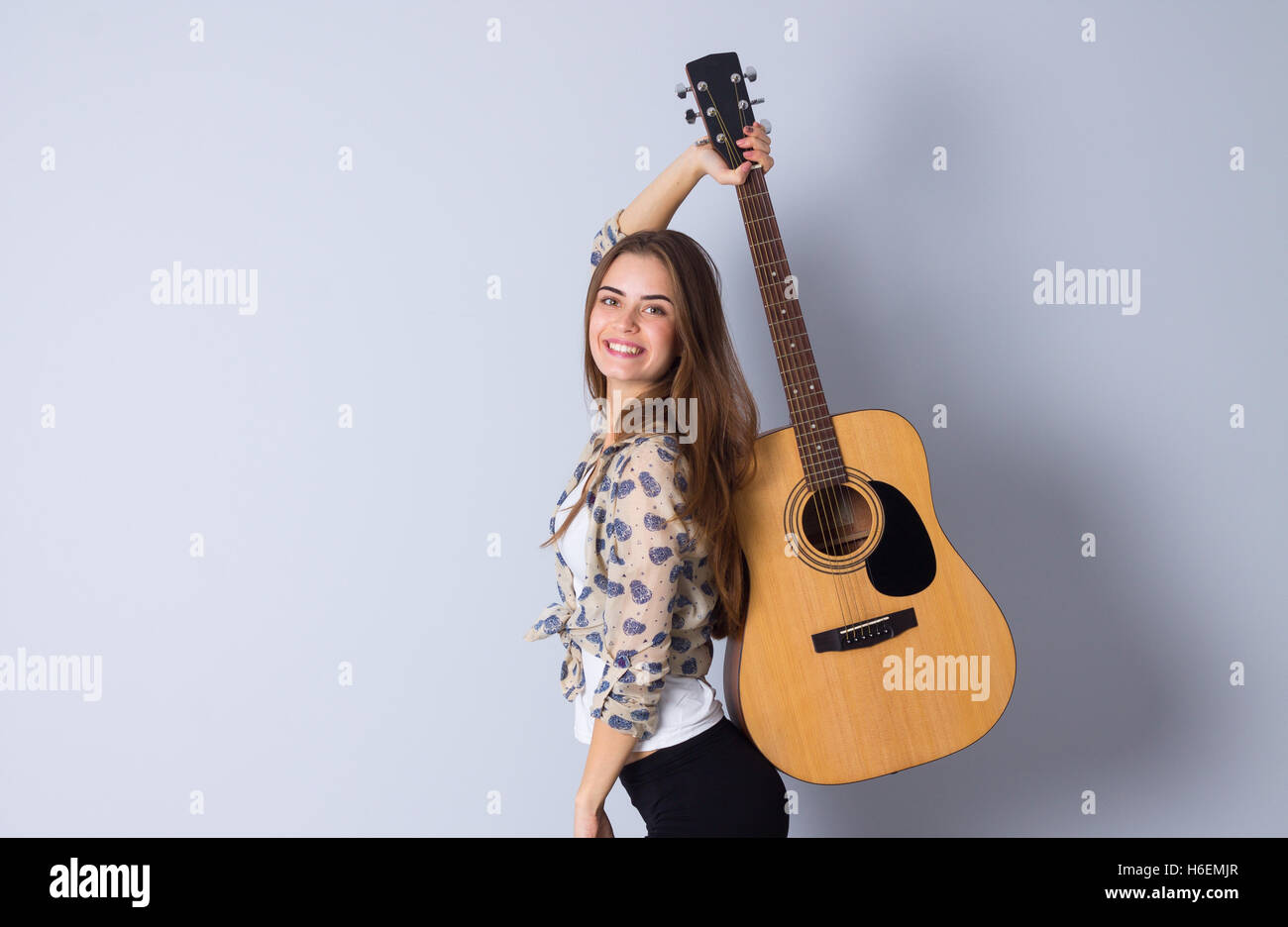 Junge Frau mit einer Gitarre Stockfoto