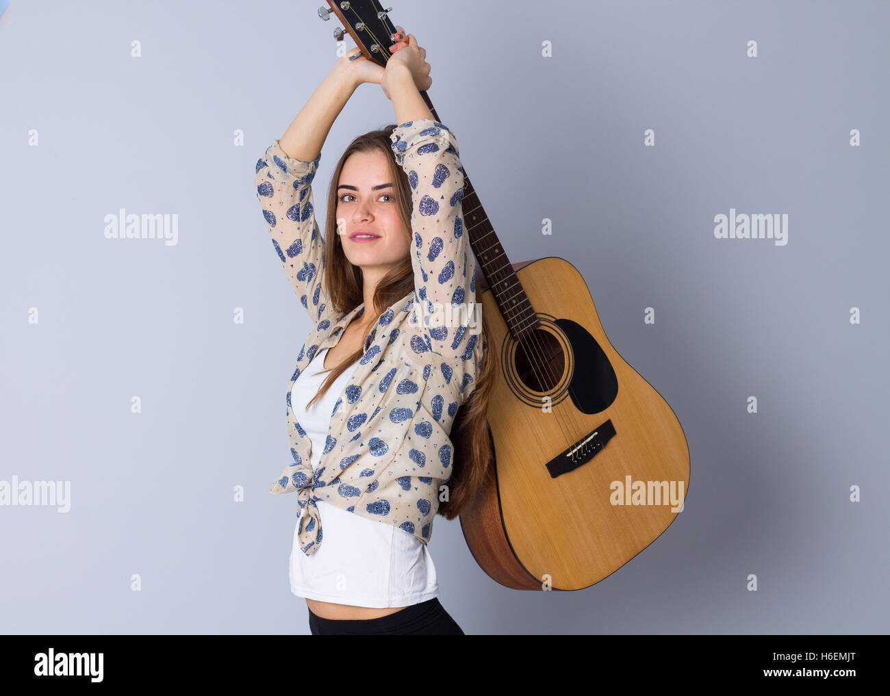 Junge Frau mit einer Gitarre Stockfoto