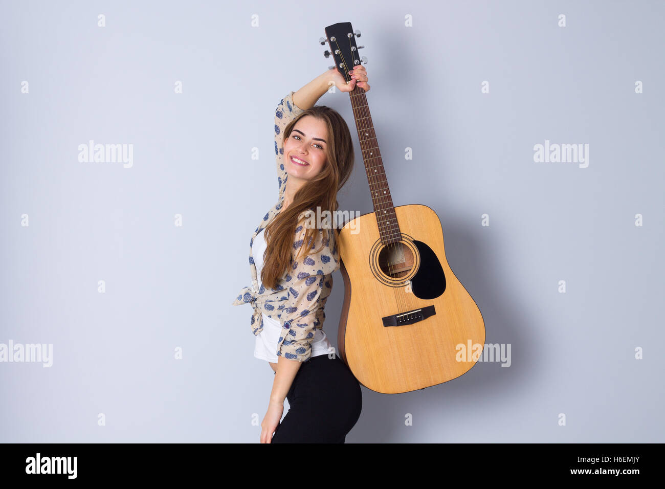 Junge Frau mit einer Gitarre Stockfoto