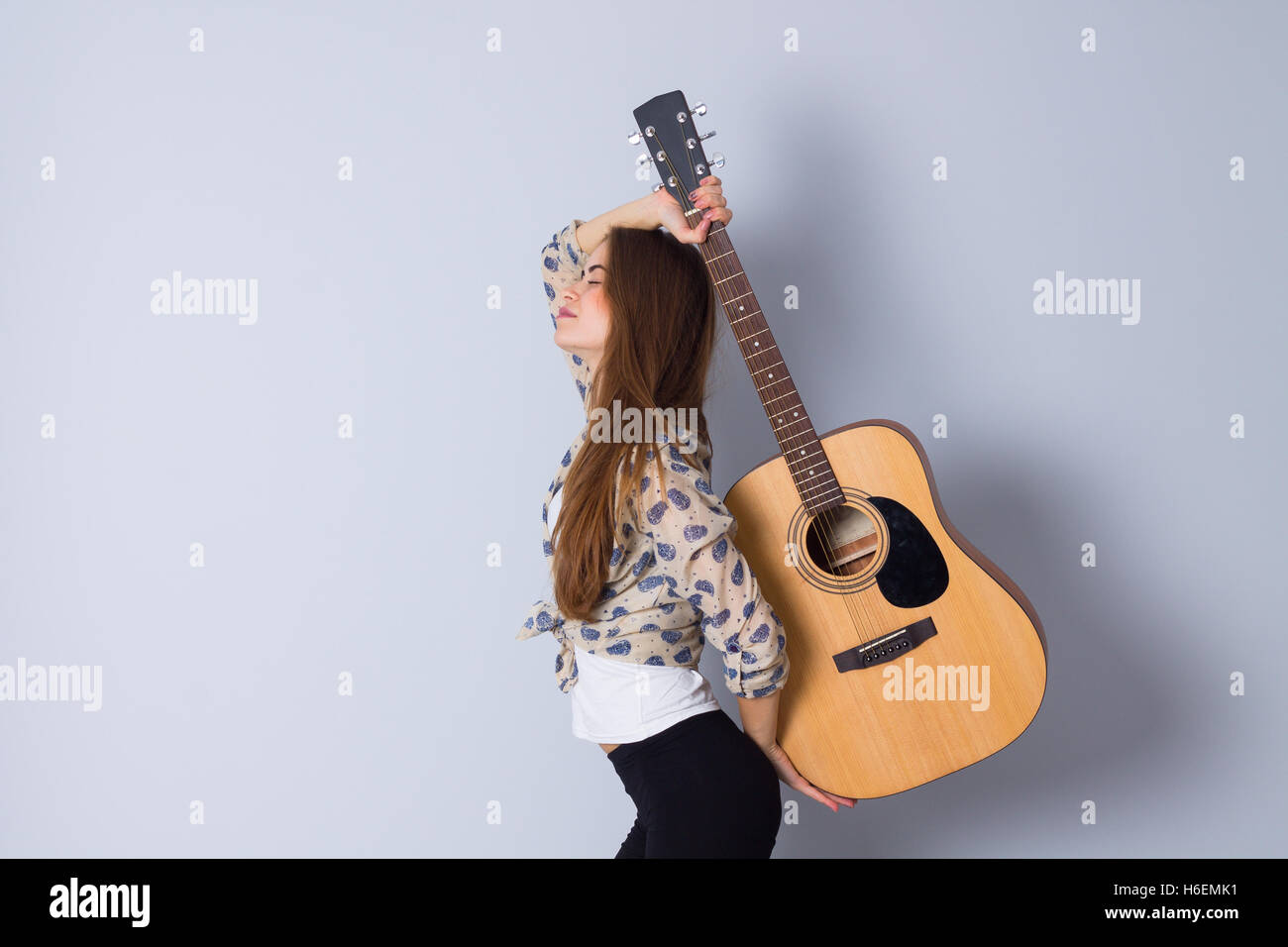Junge Frau mit einer Gitarre Stockfoto