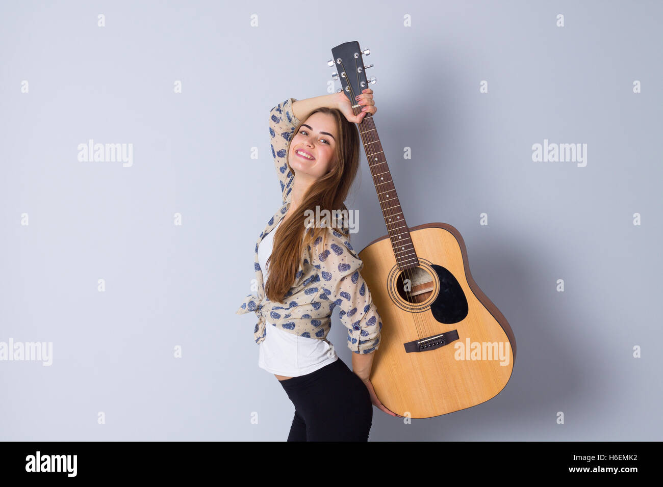 Junge Frau mit einer Gitarre Stockfoto