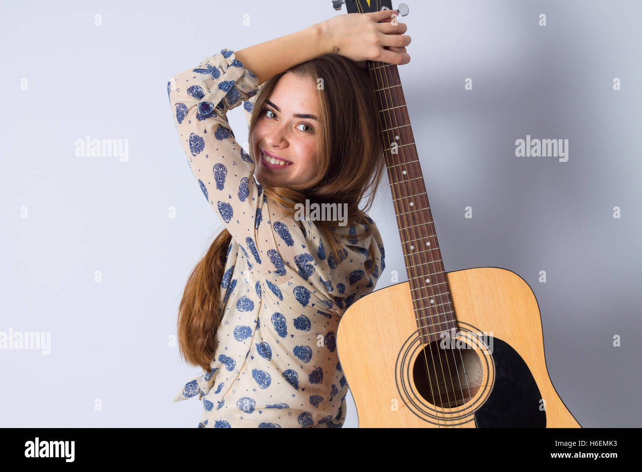 Junge Frau mit einer Gitarre Stockfoto