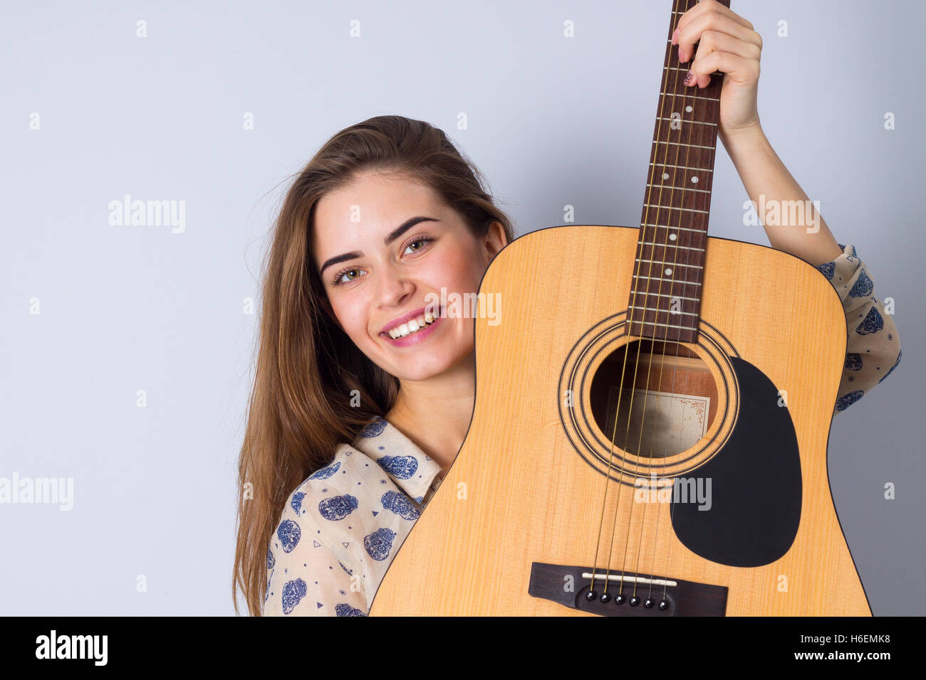 Junge Frau mit einer Gitarre Stockfoto