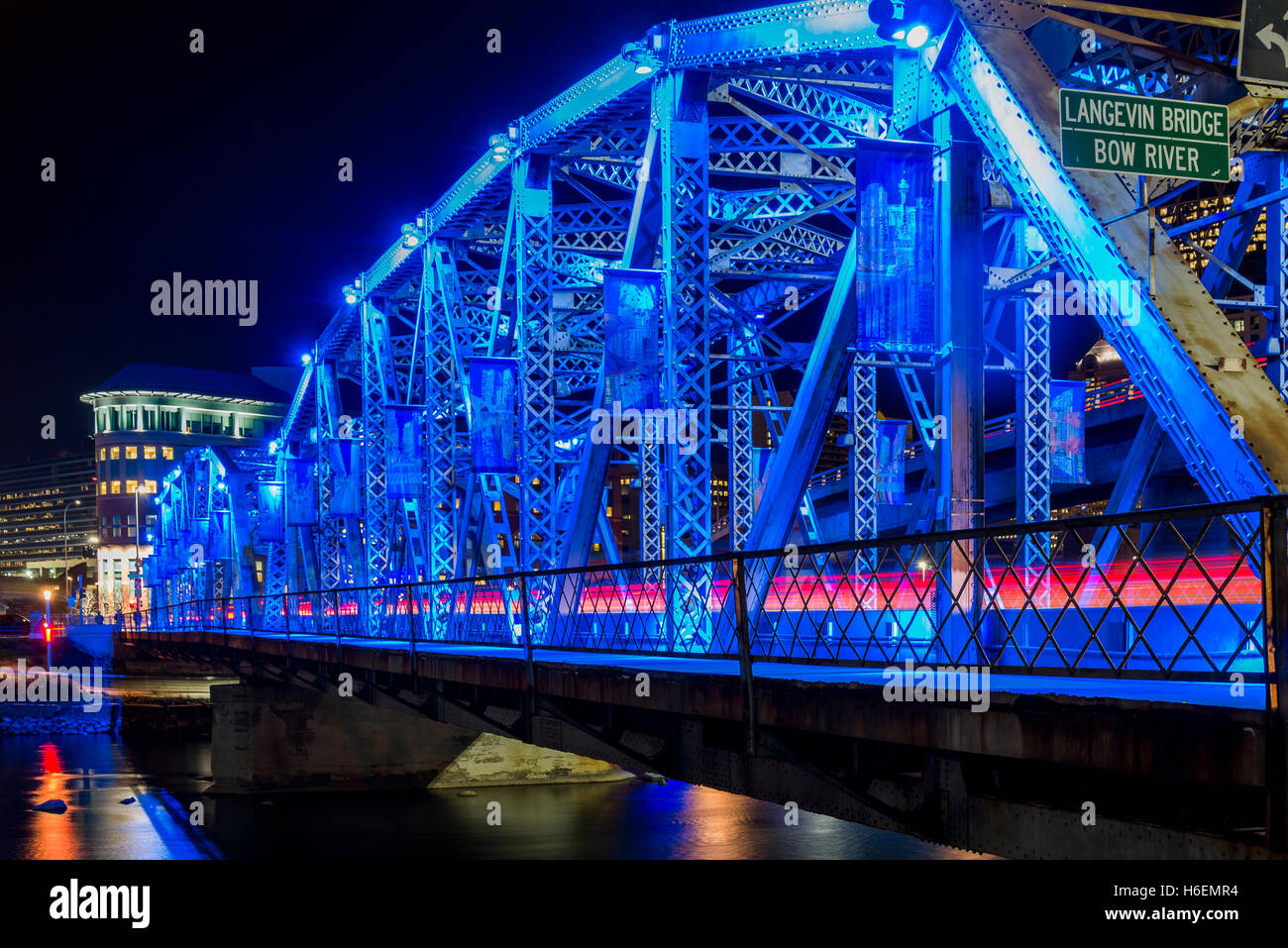 Langevin Bridge bei Nacht, Calgary, Alberta, Kanada. Stockfoto