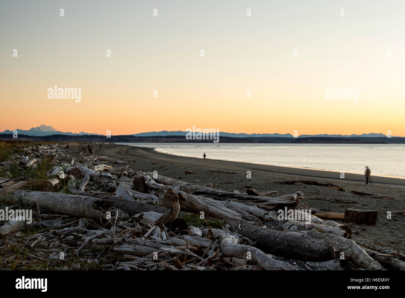 Fort Nordworden State Park in Port Townsend, Washington. Strand Sonnenaufgang. Puget Sound. Stockfoto