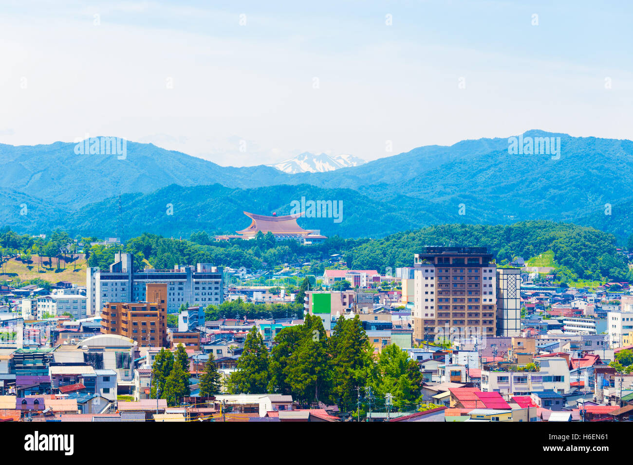 Tele Landschaft von Takayama City, Sukyo Mahikari World Headquarters und schneebedeckten Bergkette im darunter befindlichen Ebenen eine leicht Stockfoto