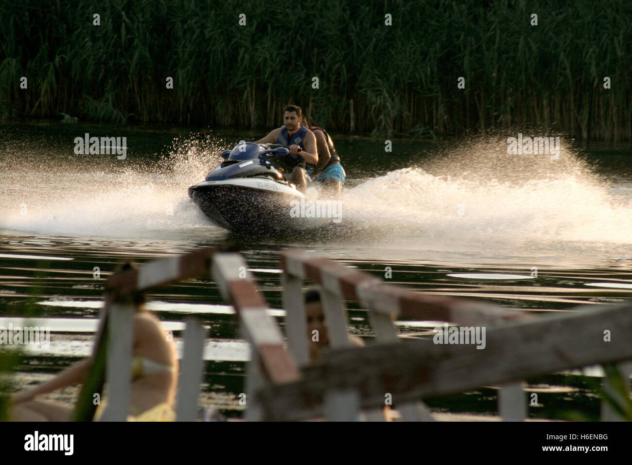 Menschen Reiten Wasserscooter (Jetski) auf See Stockfoto