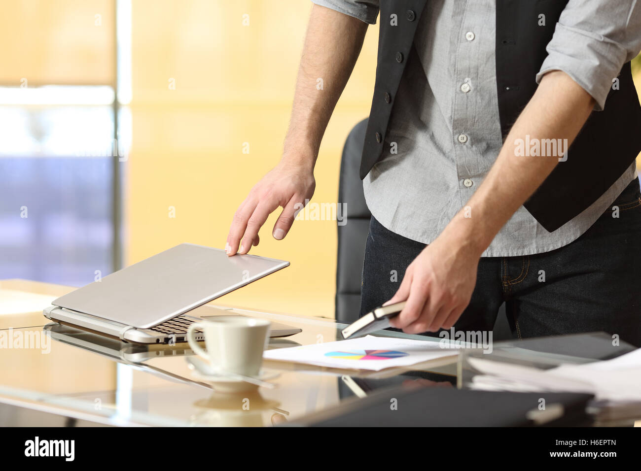 Nahaufnahme von einem Geschäftsmann Hände Arbeit verlassen und schließen Laptop im Büro Stockfoto