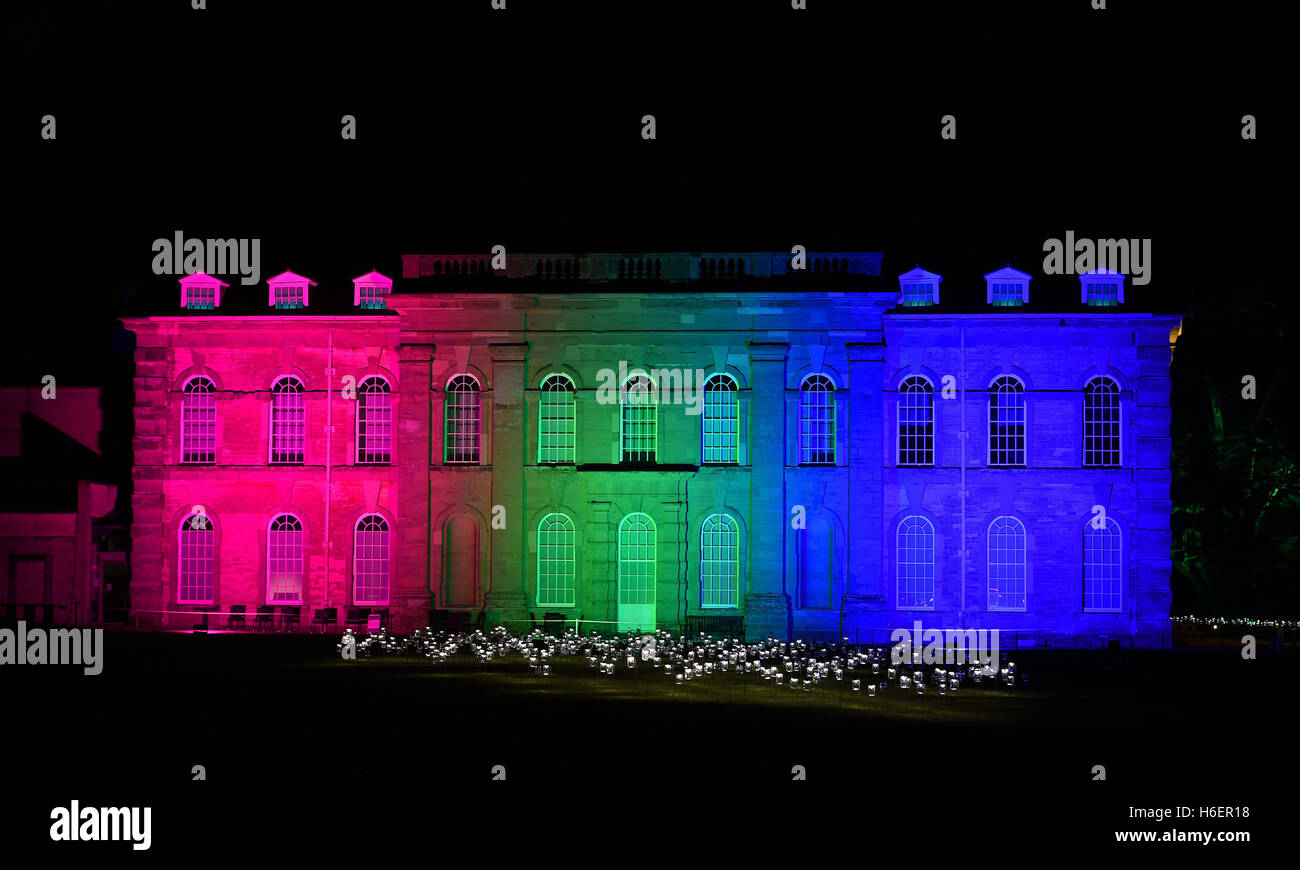 Compton Verney Herrenhaus aus dem 18. Jahrhundert in Warwickshire leuchtet in verschiedenen Farben des 300. Jahrestages der Landschaftsarchitekt Lancelot ' Capability Brown, der in der 120-Hektar großen Parklandschaft Compton Verney mehr als zweitausend Bäume gepflanzt. Stockfoto