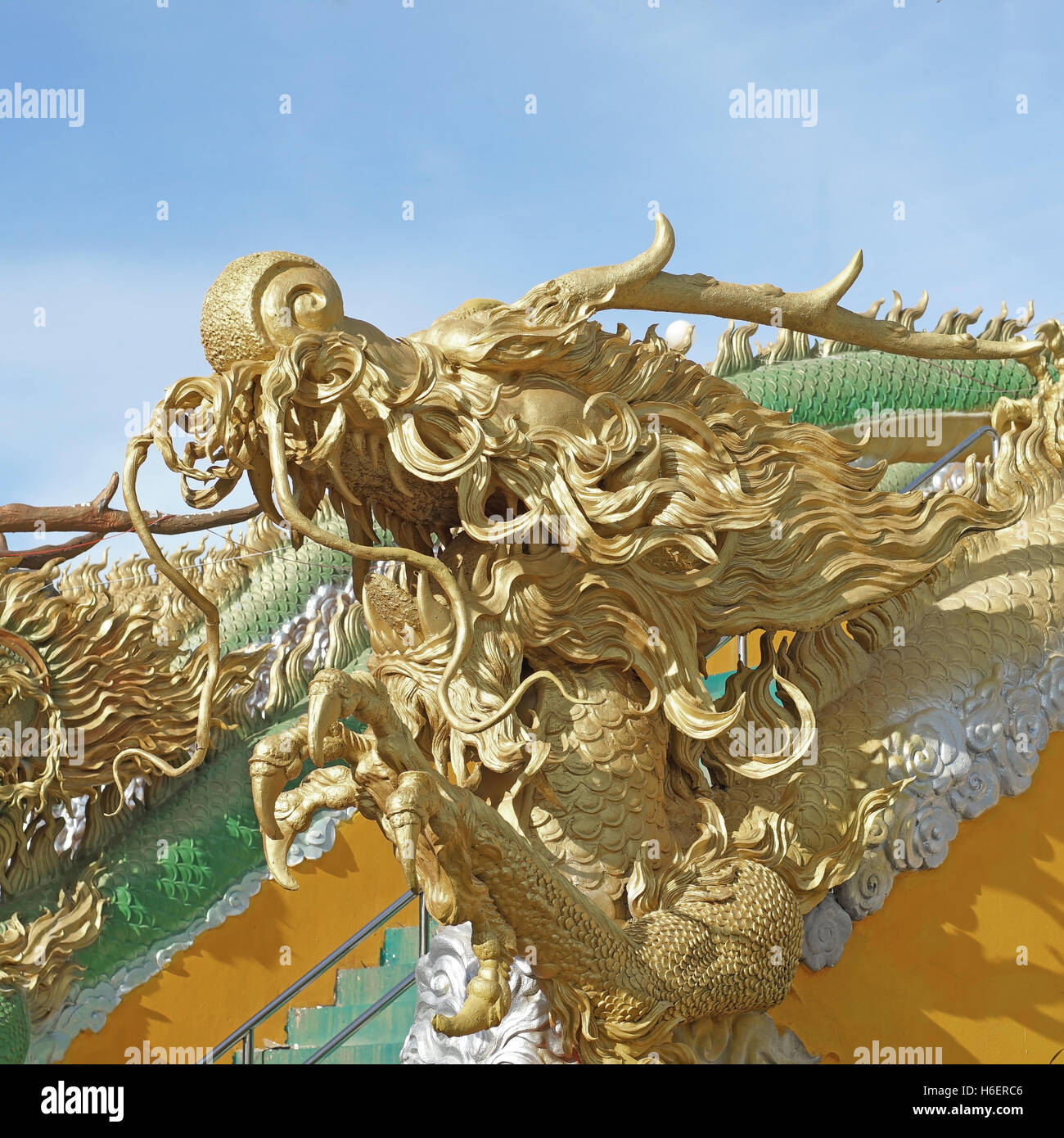 Chinesische Drachenstatue auf schönen Himmelshintergrund Stockfoto