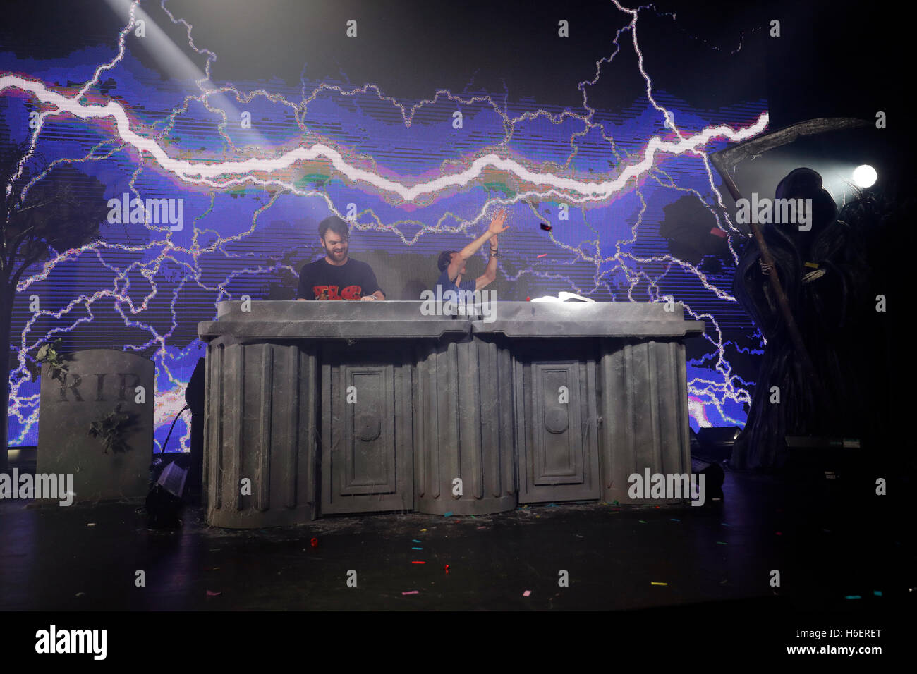 Die Chainsmokers führen auf der Bühne während Capital FM Monster Mash Up mit Vodafone in Mountford Hall, Liverpool Guild of Students, Liverpool. PRESSEVERBAND Foto. Bild Datum: Donnerstag, 27. Oktober 2016. Bildnachweis sollte lauten: Martin Rickett/PA Wire Hauptstadt Monster Mash-Up mit Vodafone begann im Liverpool heute Abend (Donnerstag, 27. Oktober). Es war das erste von drei Halloween-Gigs Hauptstadt Zuhörer näher zu bringen, zu einigen der angesagtesten Künstler, DJs und Produzenten der Welt. Chainsmokers, Martin Solveig, Sigma, Kungs und Anton Powers spielte vor einem ausverkauften Publikum auf Liverpools Mou Stockfoto