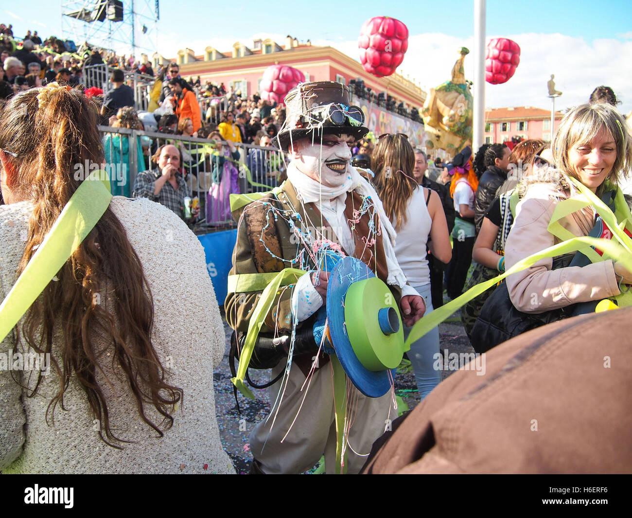 Verkleidete Menschen necken Leute an Karneval von Nizza Stockfoto