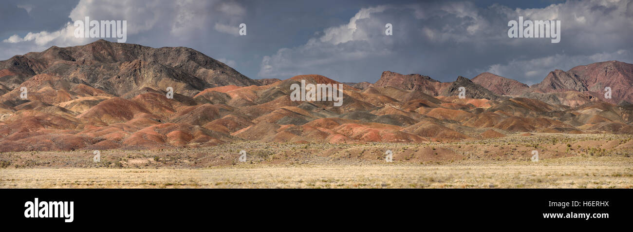 Rote Farben aus vulkanischem Gestein in Katutau Hills in Kasachstan Altyn-Emel-Nationalpark Stockfoto