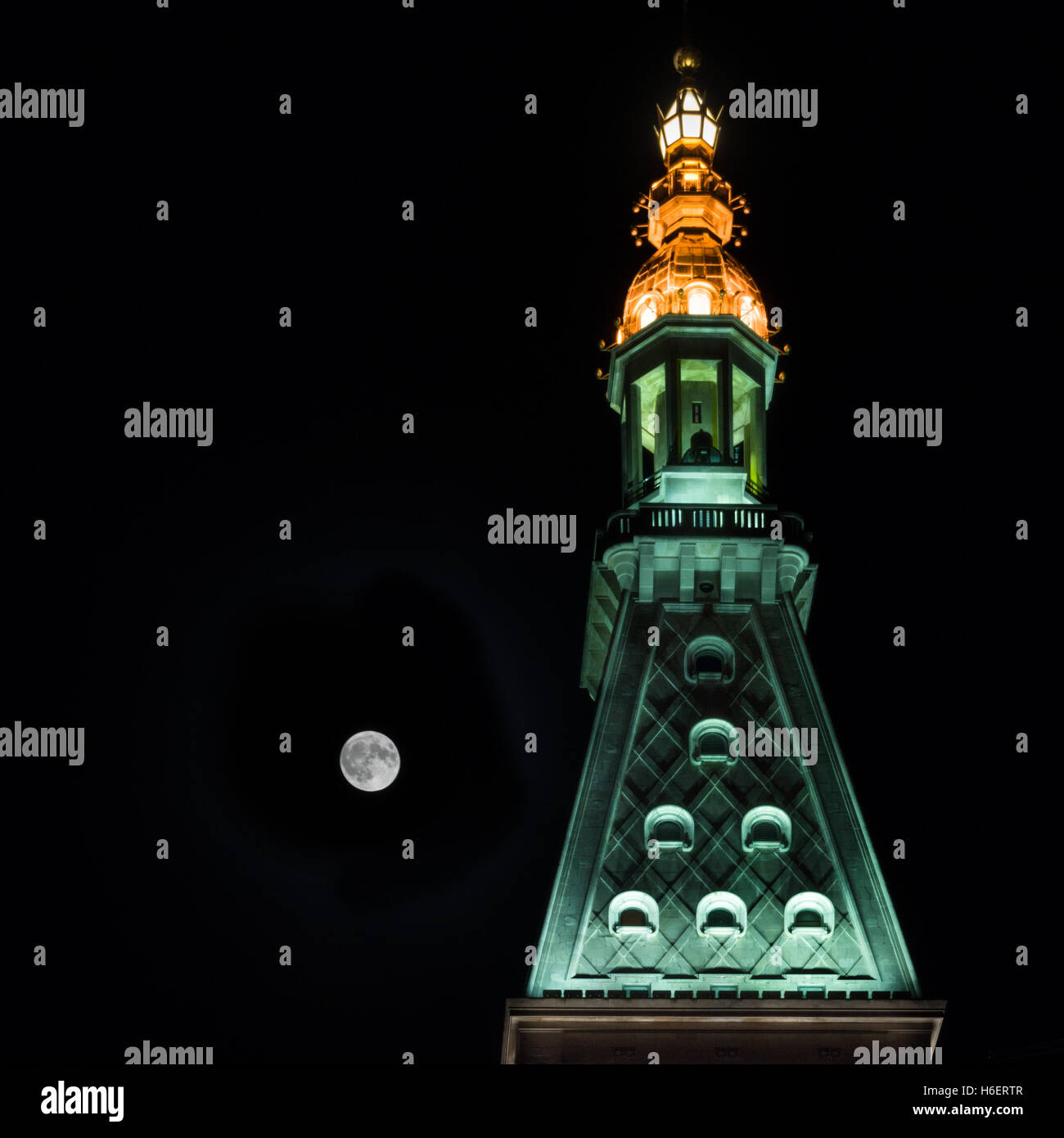 Vollmond und der Clock Tower-Gebäude Stockfoto
