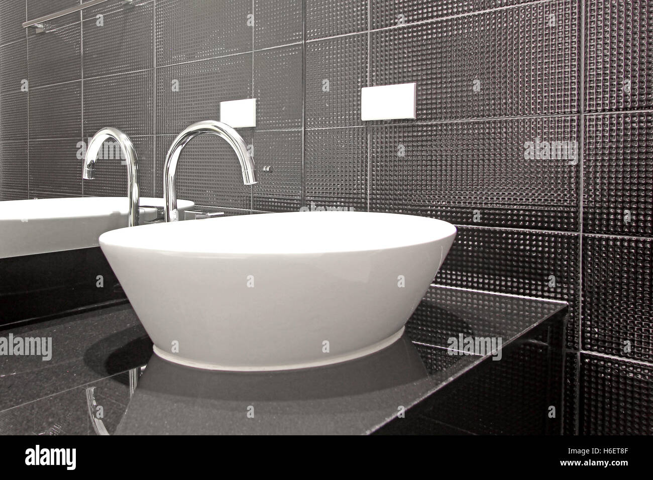 Keramik Waschbecken und Metall Wasserhahn im Badezimmer Stockfoto
