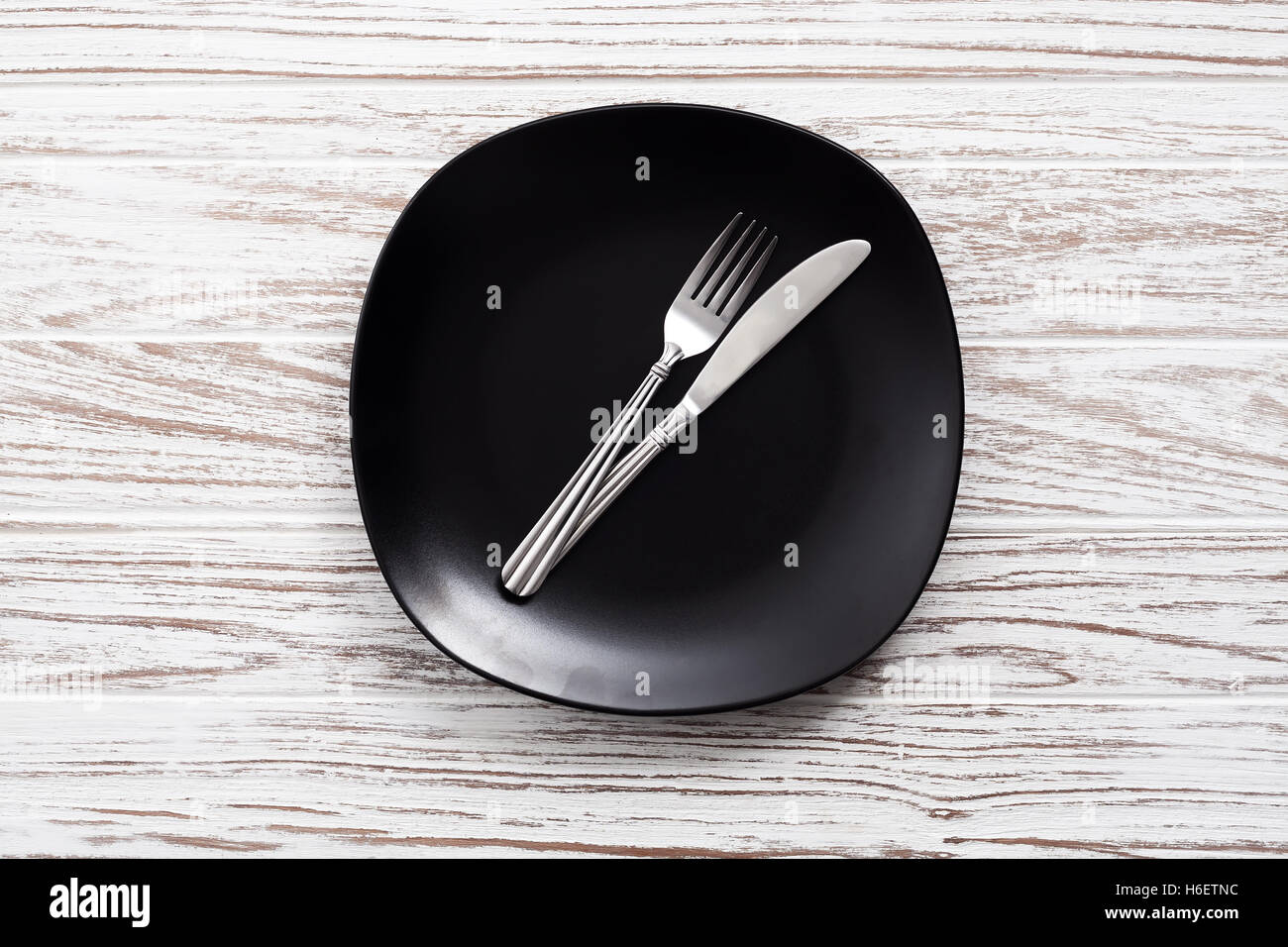 8 Euro Für Leeren Teller leeren Teller Gabel Messer Besteck weiße Holztisch Hintergrund