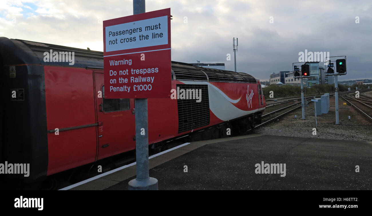 Virgin East Coast Mainline Train, Bahnhof Aberdeen, Schottland, UK - Passagiere müssen die Linie nicht Kreuz Stockfoto