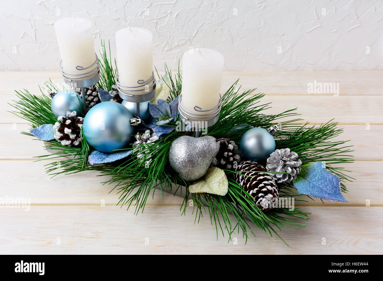 Weihnachten Hintergrund mit blauen Ornamenten verziert Kerzenhalter. Urlaub Weihnachtsdekoration mit blauen Ornamenten. Weihnachten-gr Stockfoto