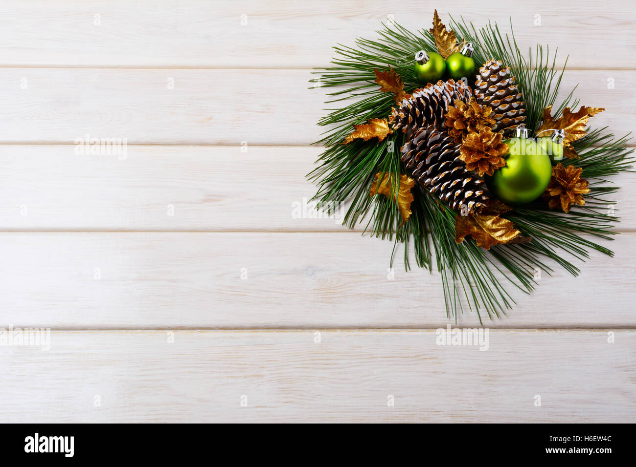 Weihnachten Hintergrund mit goldenen Urlaub Kegeln verziert Kranz. Weihnachts-Dekoration mit goldenen Dekor. Weihnachtsgruß zurück Stockfoto